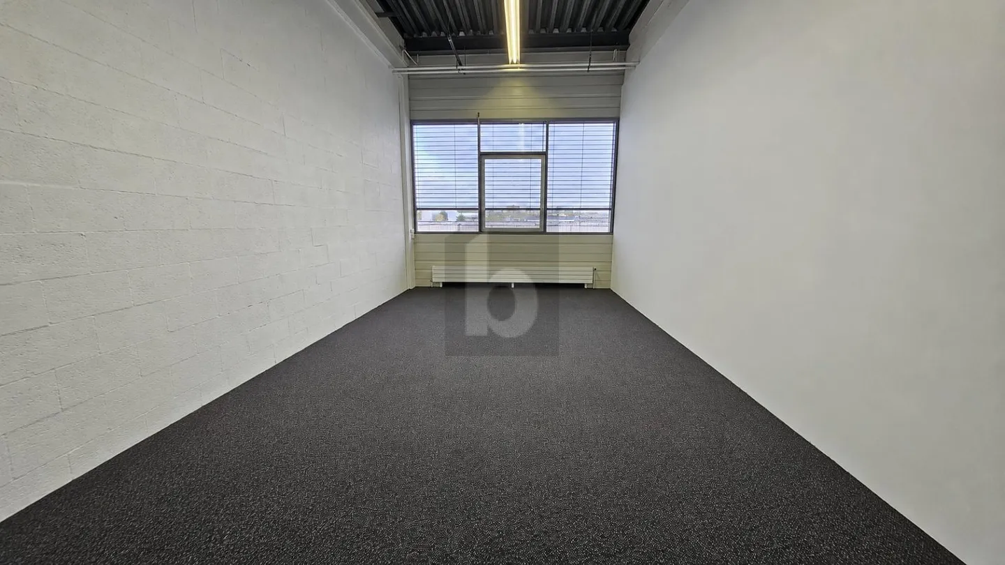 LOCAL POLYVALENT DE 110 M² - Photo 3 of 4