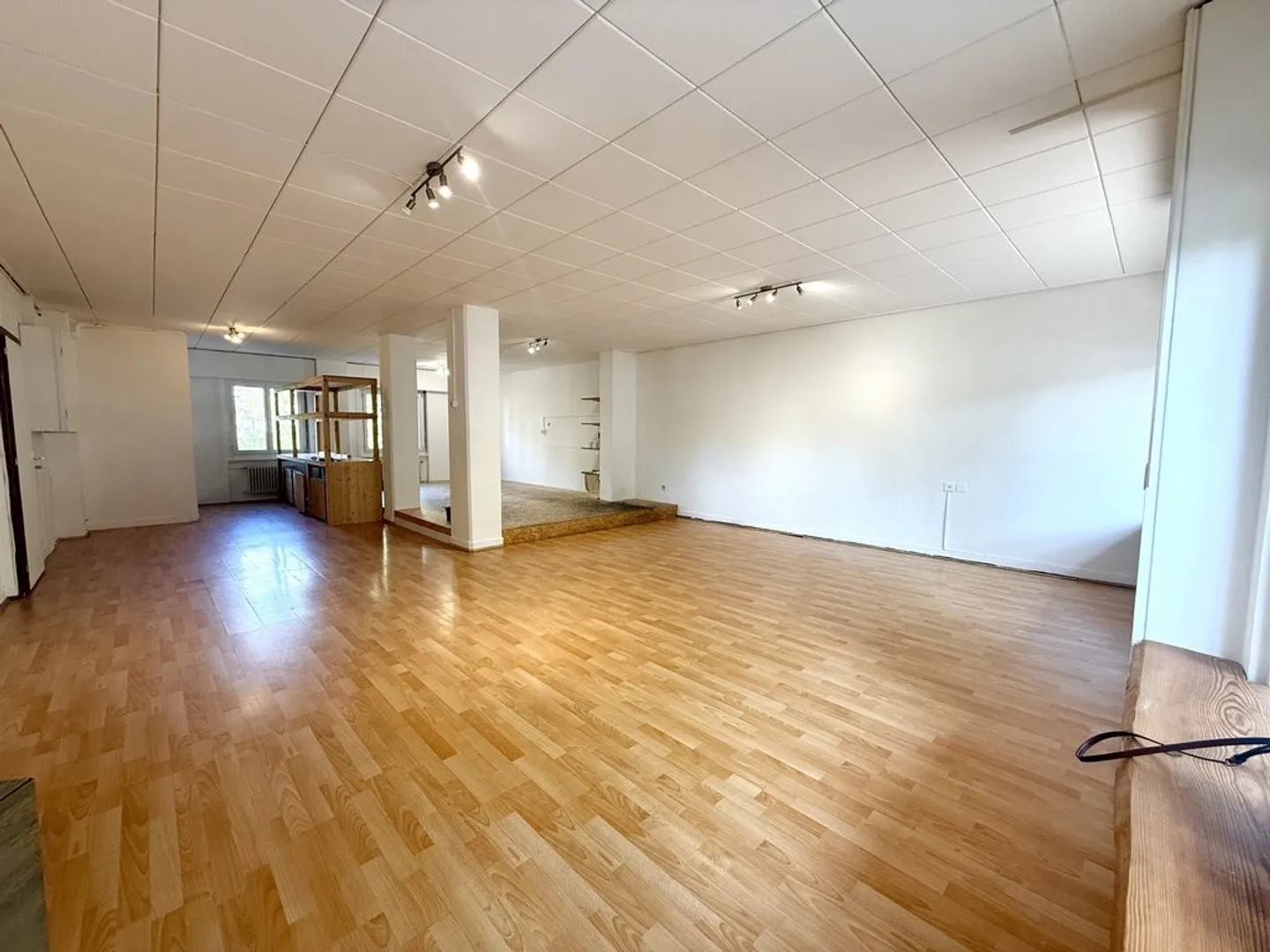 Single-storey arcade close to all amenities - Photo 2 of 3