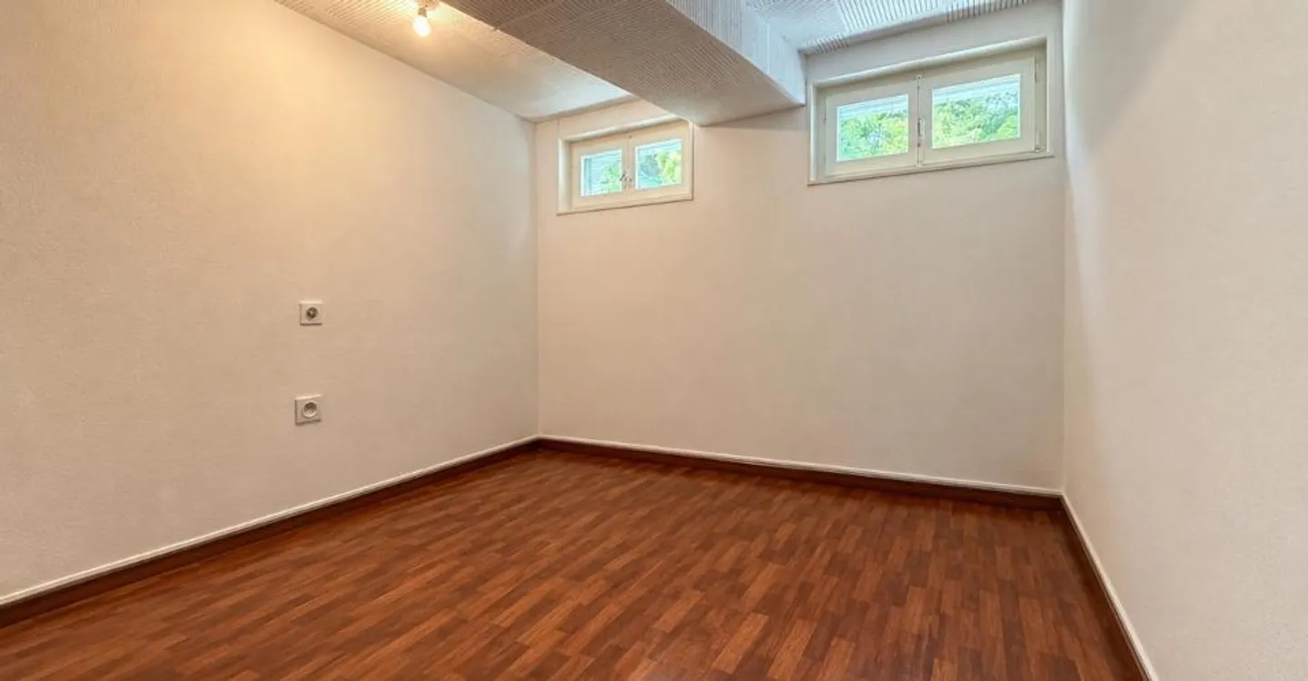 Activity space on the upper floor near the train station - Photo 4 of 7