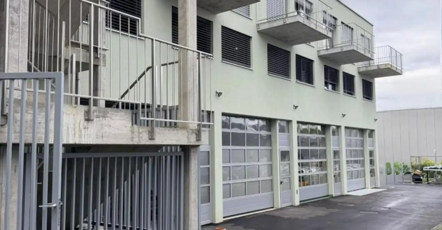 Ufficio moderno con ascensore a Echandens - Foto 1 di 4