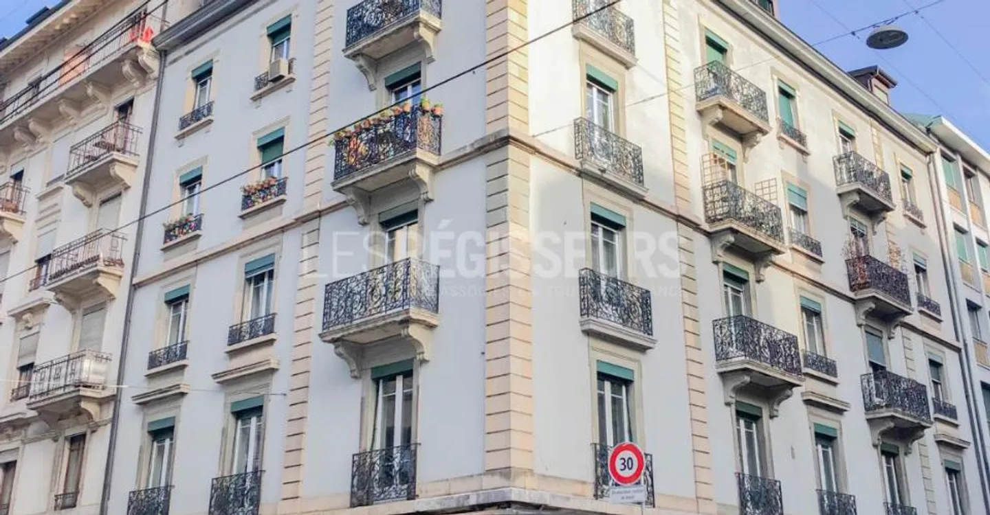 Corner arcade located in the heart of Plainpalais, in front of the tram line. The premises consist of an open area of 120 m2 with a storage depot in the adjoining basement of approximately 80 m2. - Photo 1 of 4