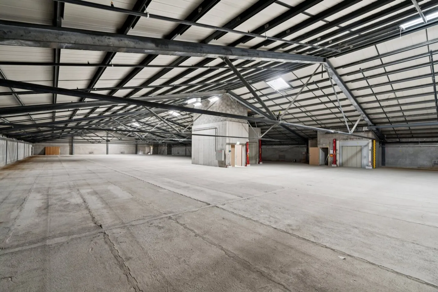 Magazzino di 2200 m² in affitto – Onnens - Foto 5 di 12