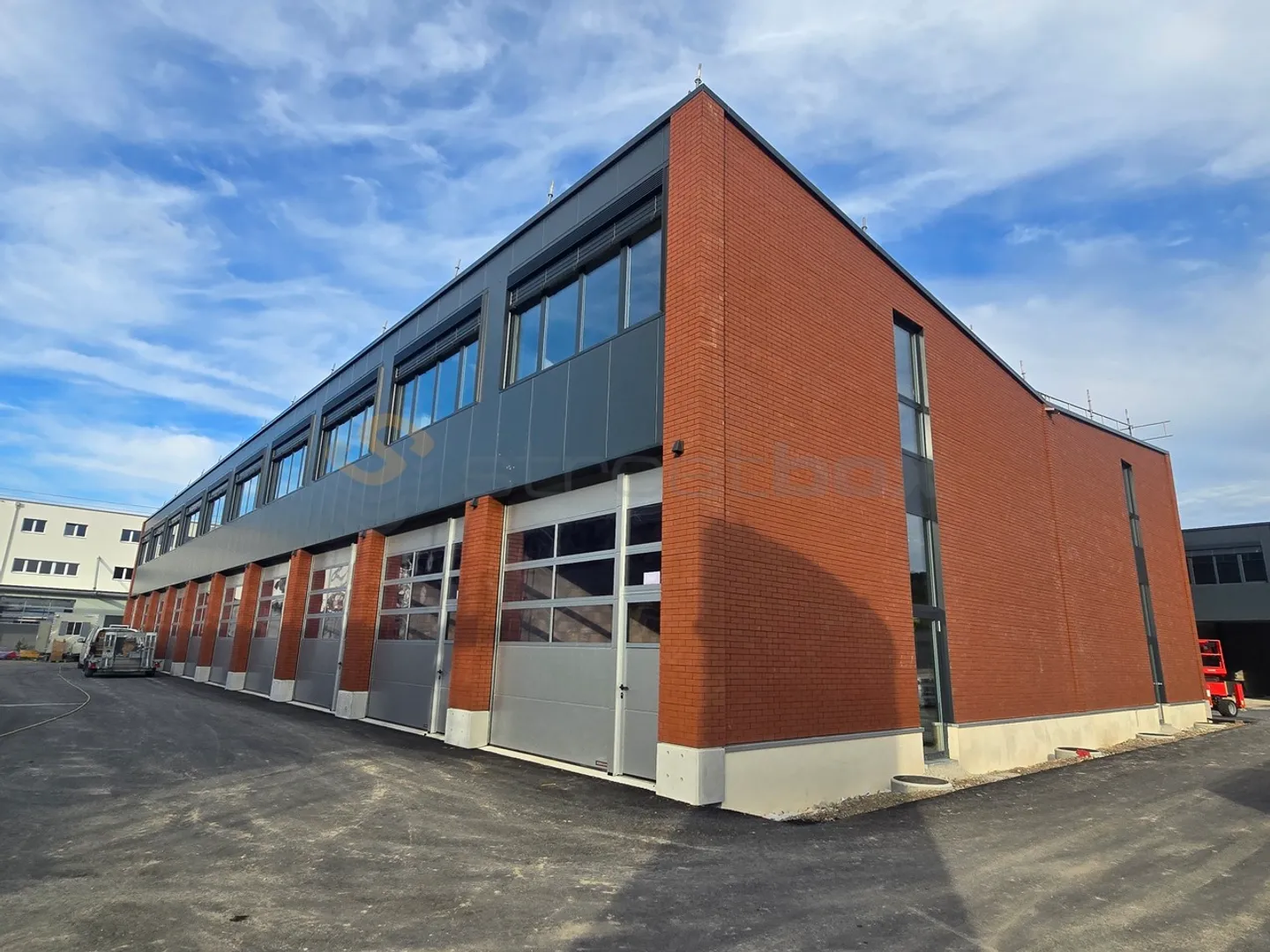 Nuovo a Moudon! Streetbox di 230 m2 molto ben posizionato! - Foto 1 di 4
