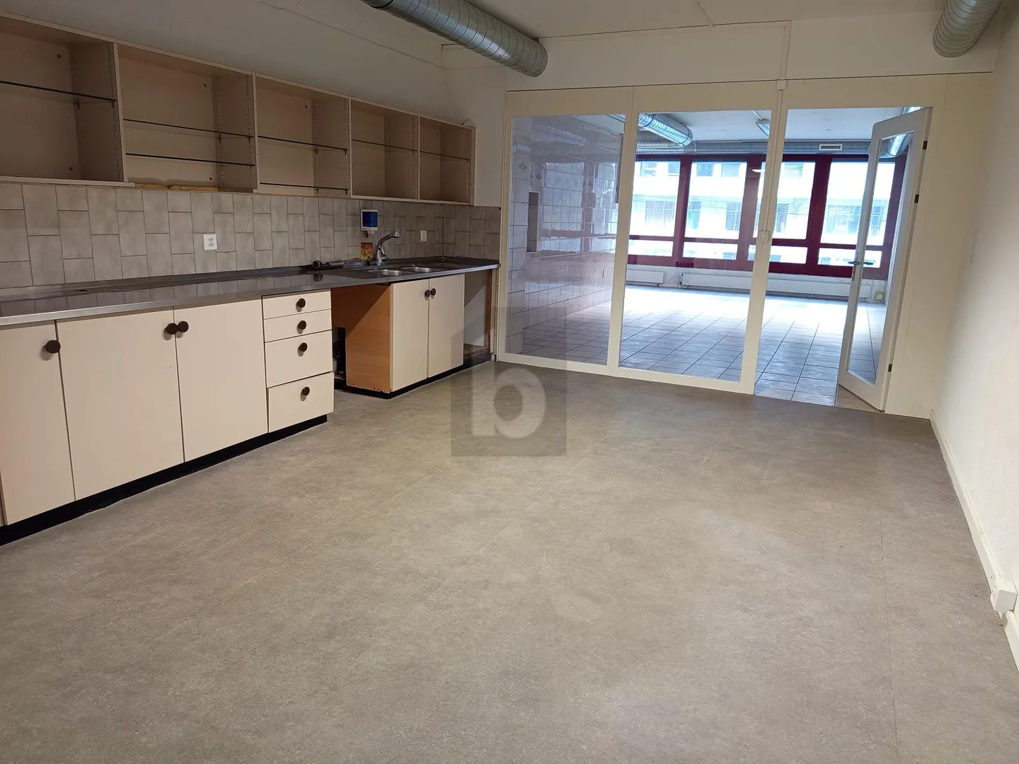 DYNAMIC, COMFORTABLE & CENTRAL - Photo 4 of 6