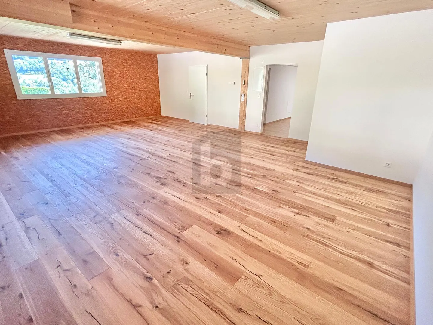 WELL-MAINTAINED, LIGHT-FLOODED PREMISES - Photo 3 of 5