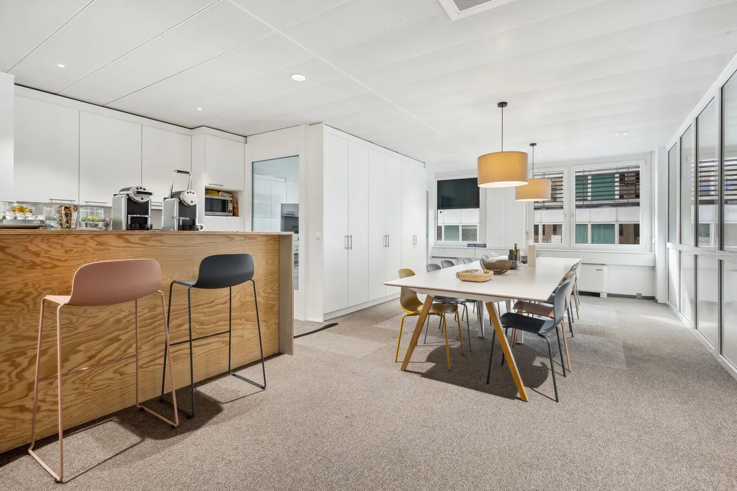 Exclusive air-conditioned office space with plenty of natural light - Photo 2 of 4