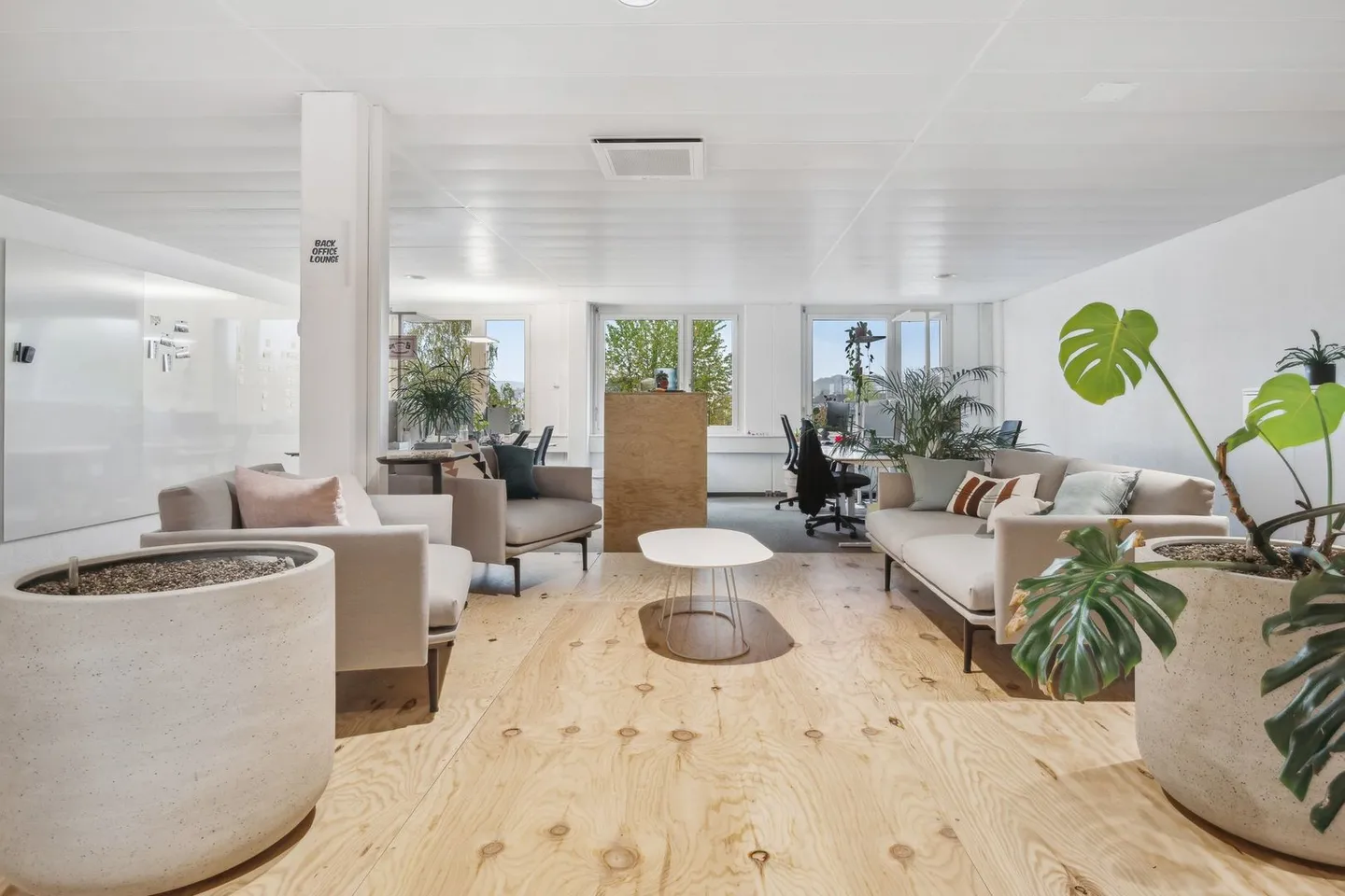 Exclusive air-conditioned office space with plenty of natural light - Photo 3 of 4