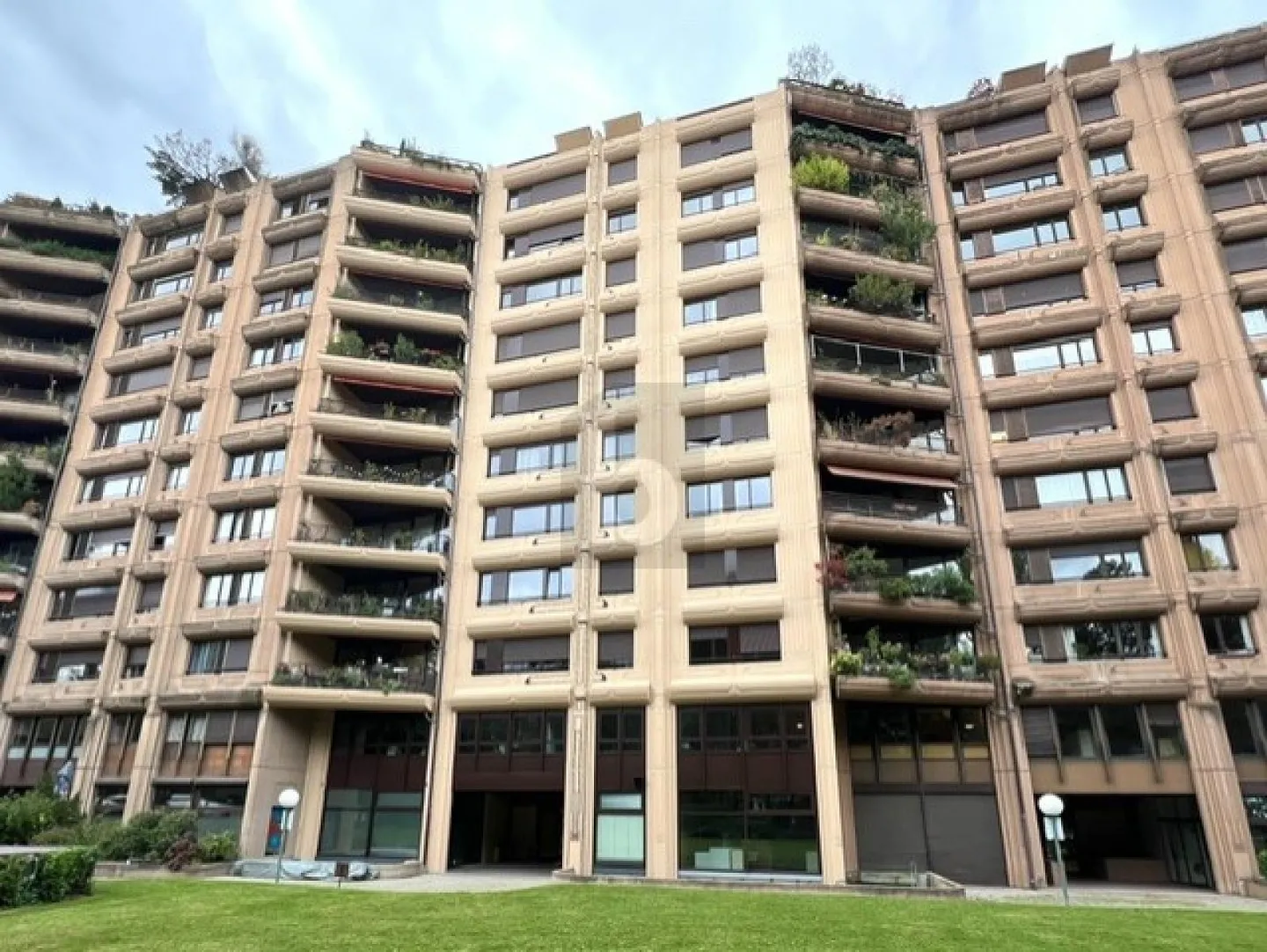 BELLISSIMO SPAZIO SOLEGGIATO IN ZONA TRANQUILLA DI FRONTE AGLI ALBERI - Foto 5 di 6