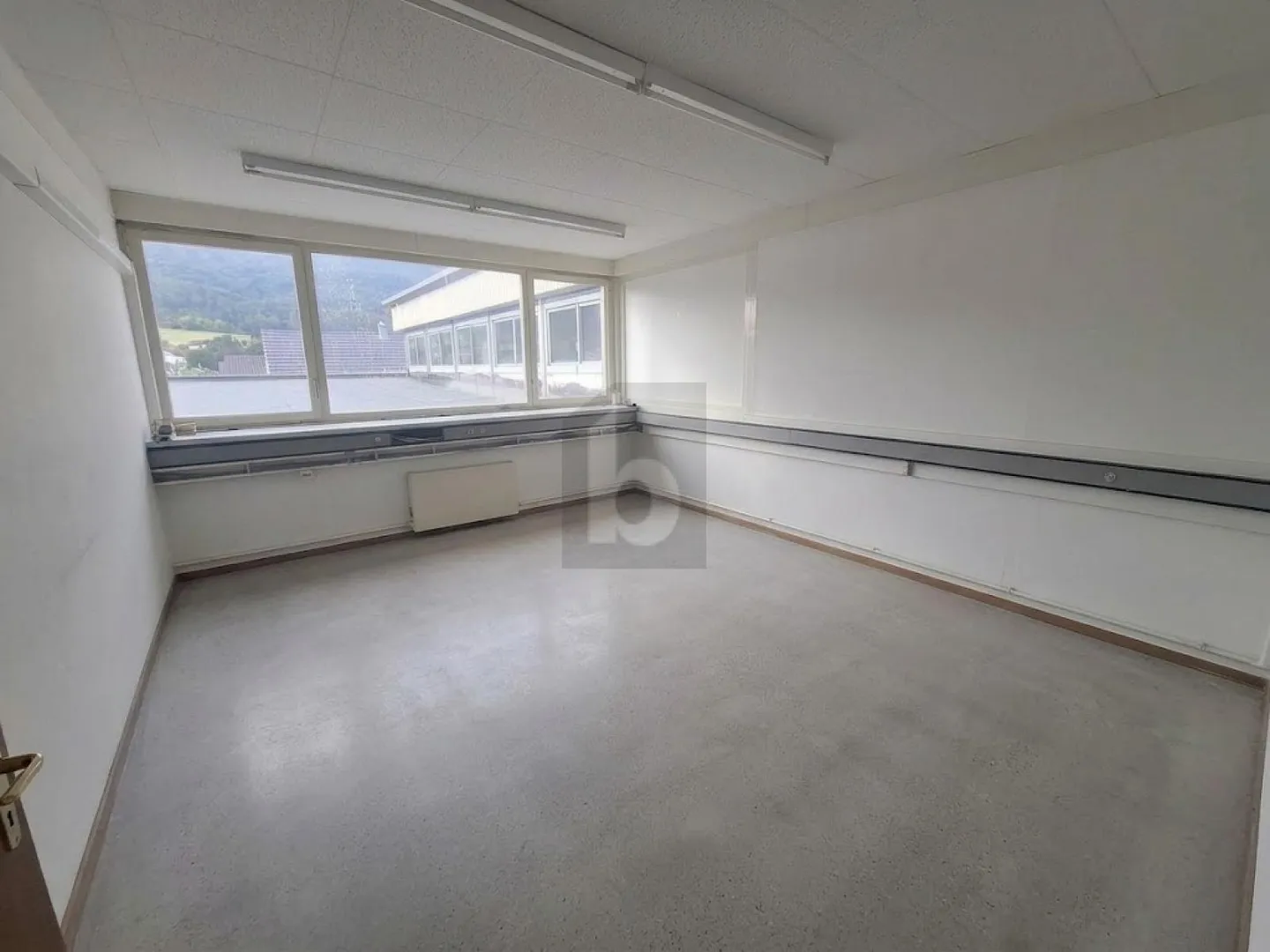 BRIGHT, SPACIOUS AND PRACTICAL - Photo 3 of 6