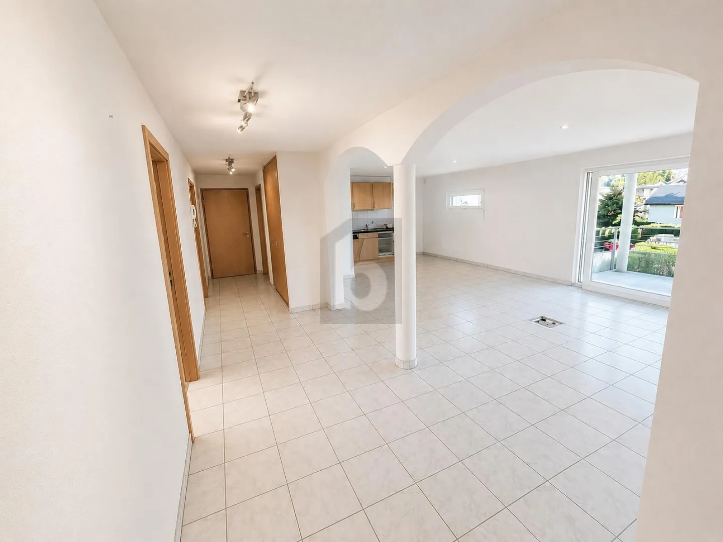 THE IDEAL SPACE TO DEVELOP YOUR BUSINESS - Photo 2 of 6