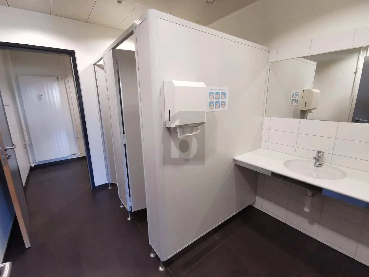 SPACIOUS, BRIGHT AND IN A GOOD LOCATION - Photo 5 of 6