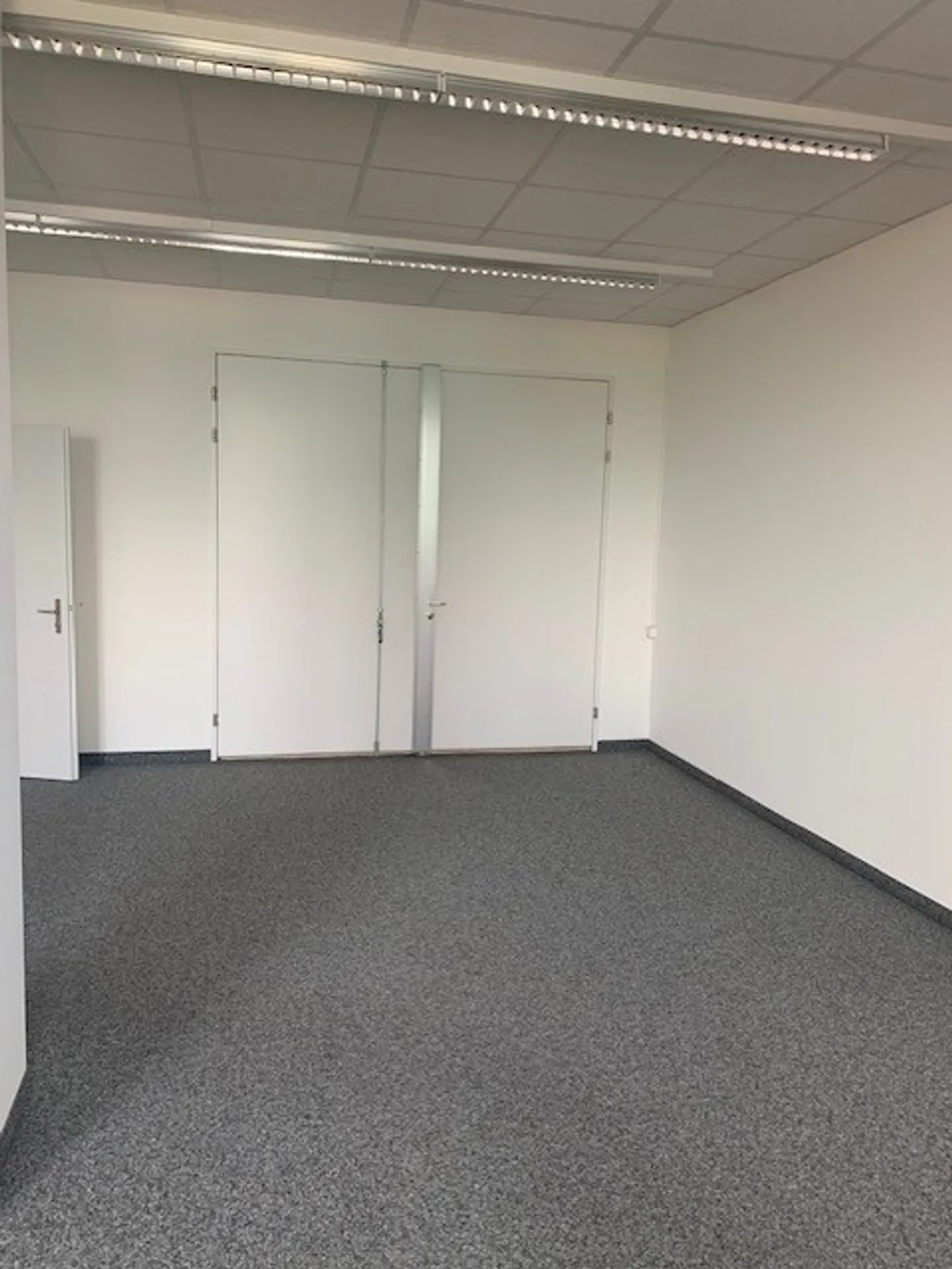 Beautiful bright offices 252 m2 in Urdorf - Photo 8 of 10