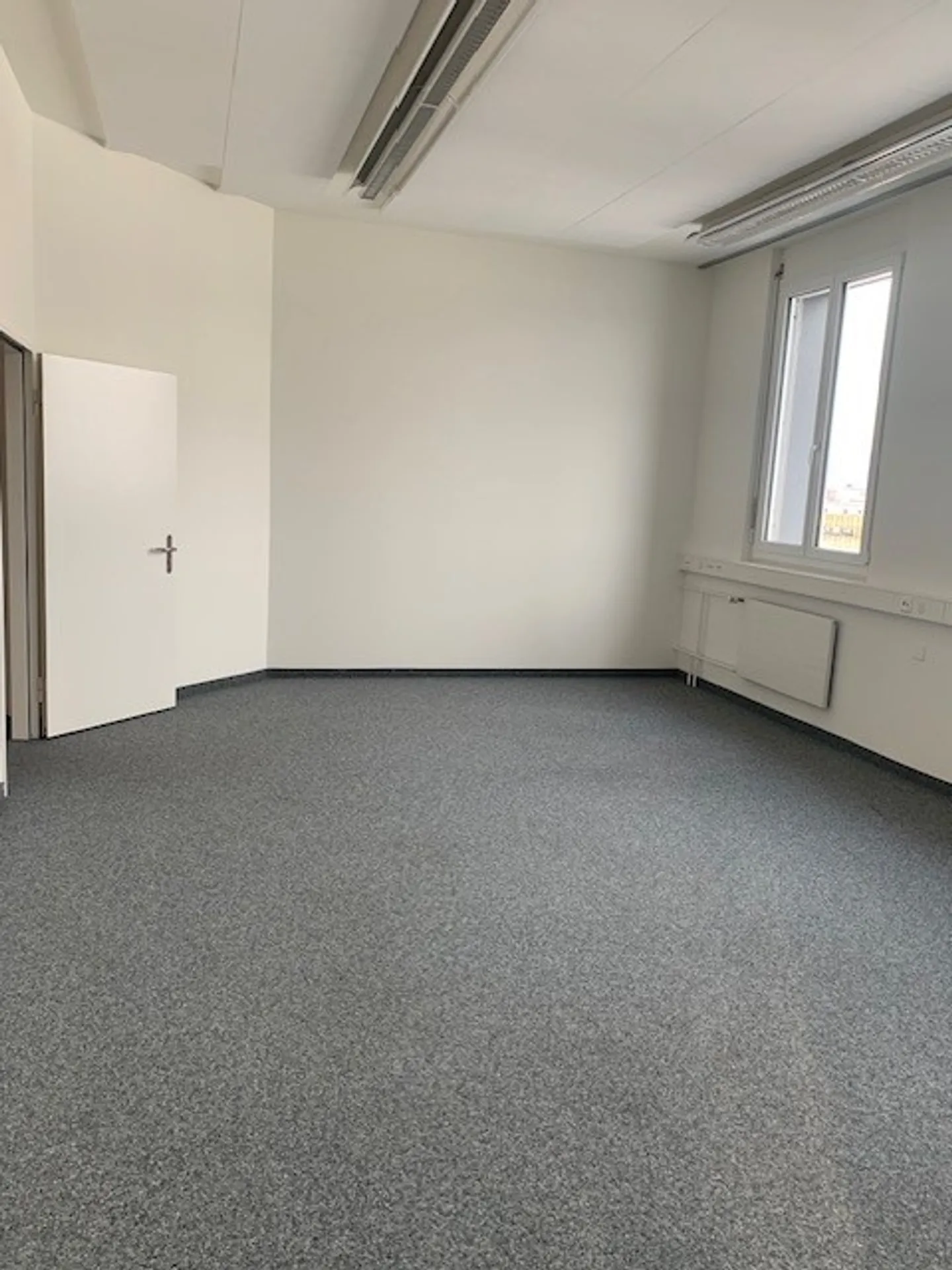 Beautiful bright offices 252 m2 in Urdorf - Photo 4 of 10