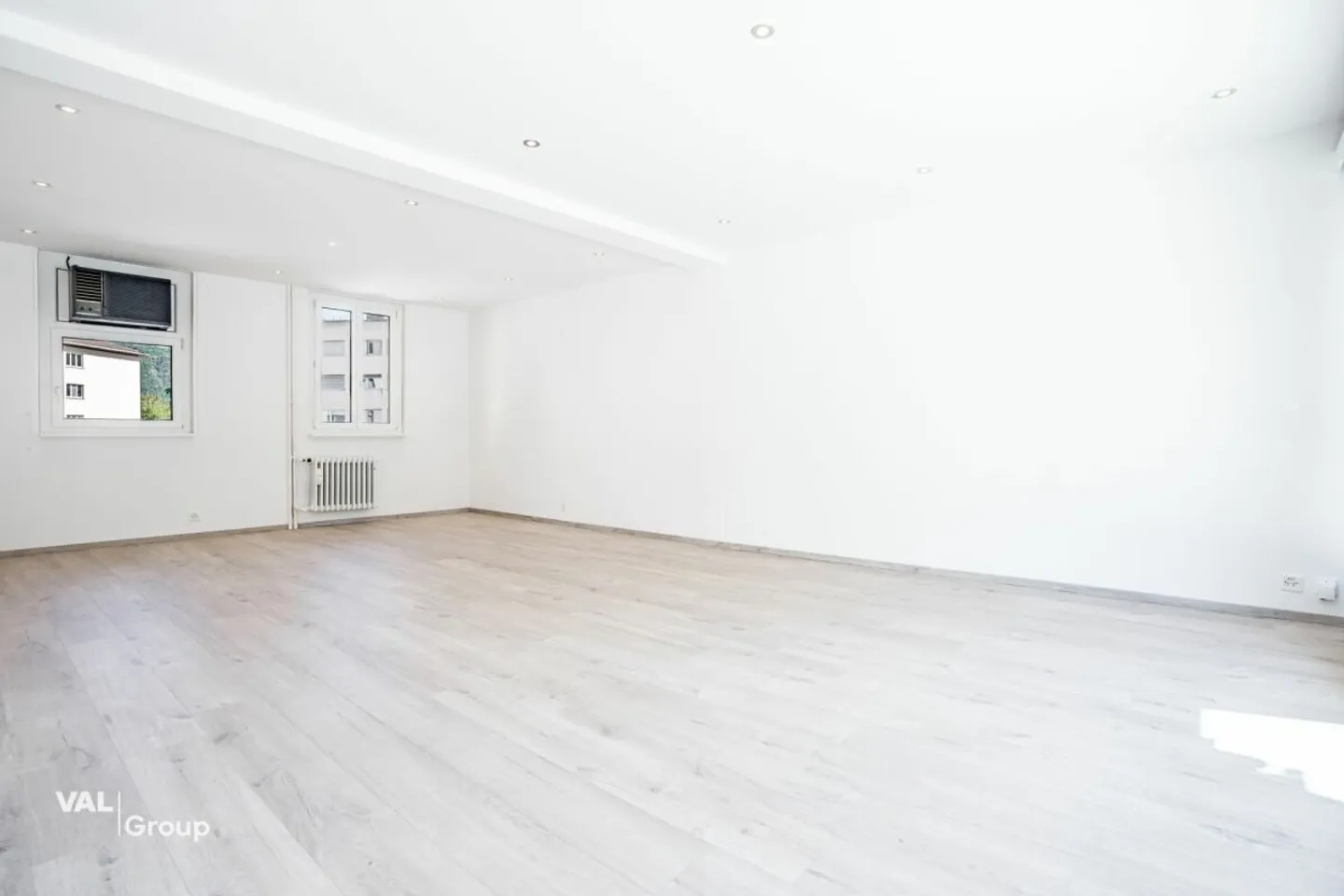 Versatile commercial premises - offices, light, visibility - Photo 4 of 11