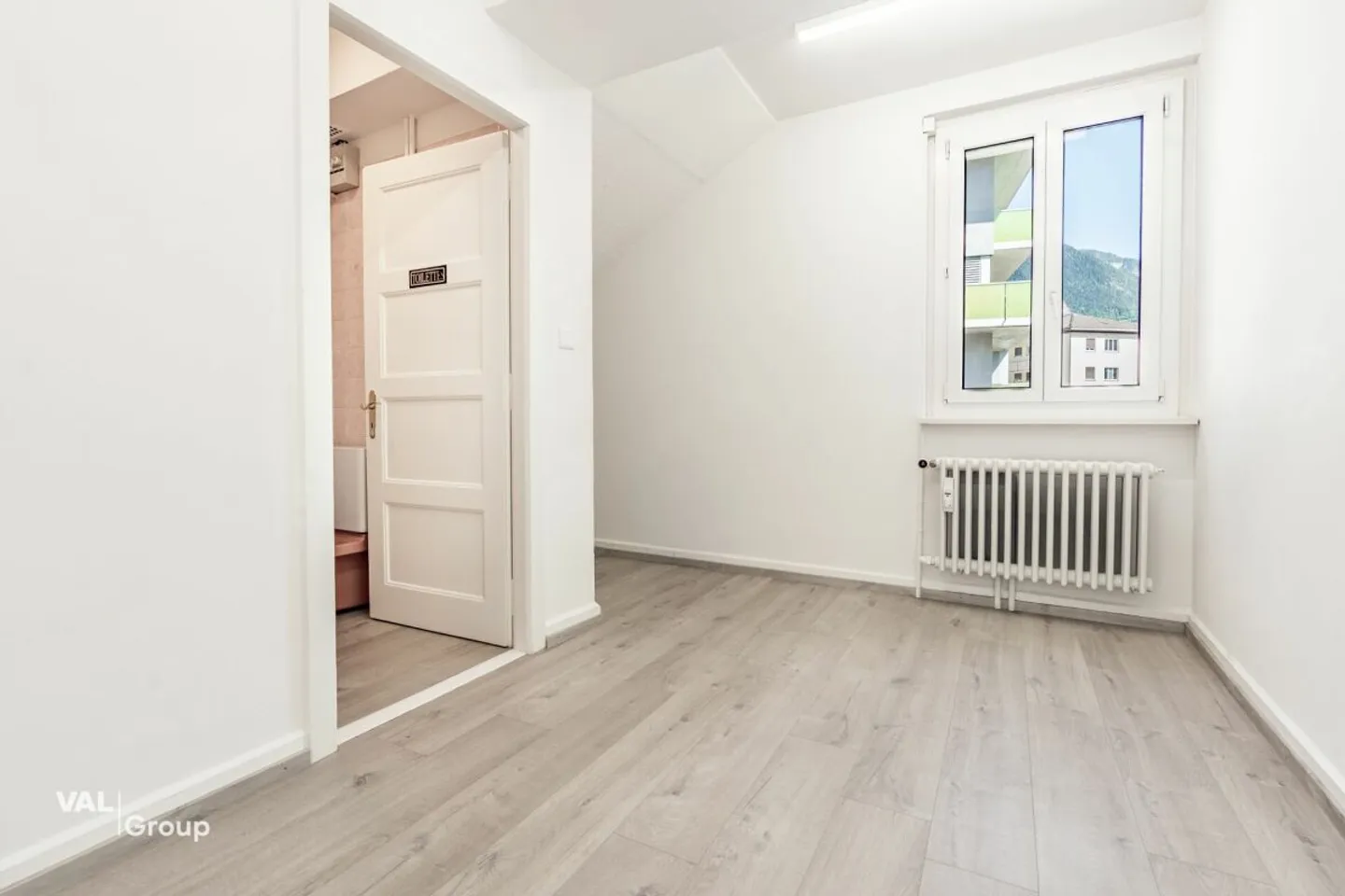 Versatile commercial premises - offices, light, visibility - Photo 5 of 11