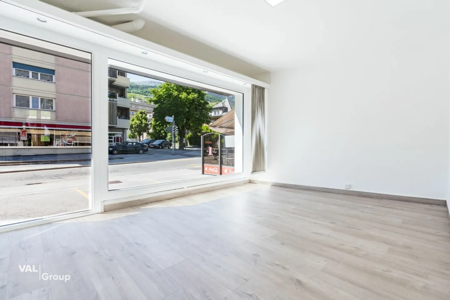 Versatile commercial premises - offices, light, visibility - Photo 6 of 11