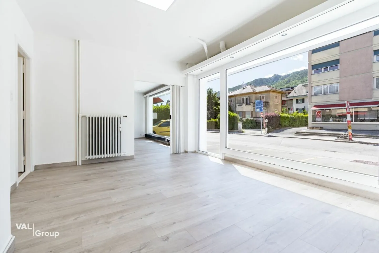 Versatile commercial premises - offices, light, visibility - Photo 3 of 11