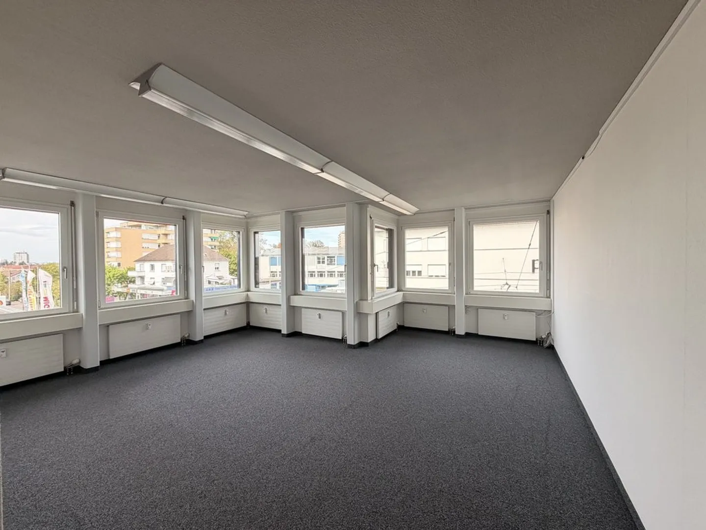 Ufficio luminoso in posizione centrale a Birsfelden - Foto 2 di 3