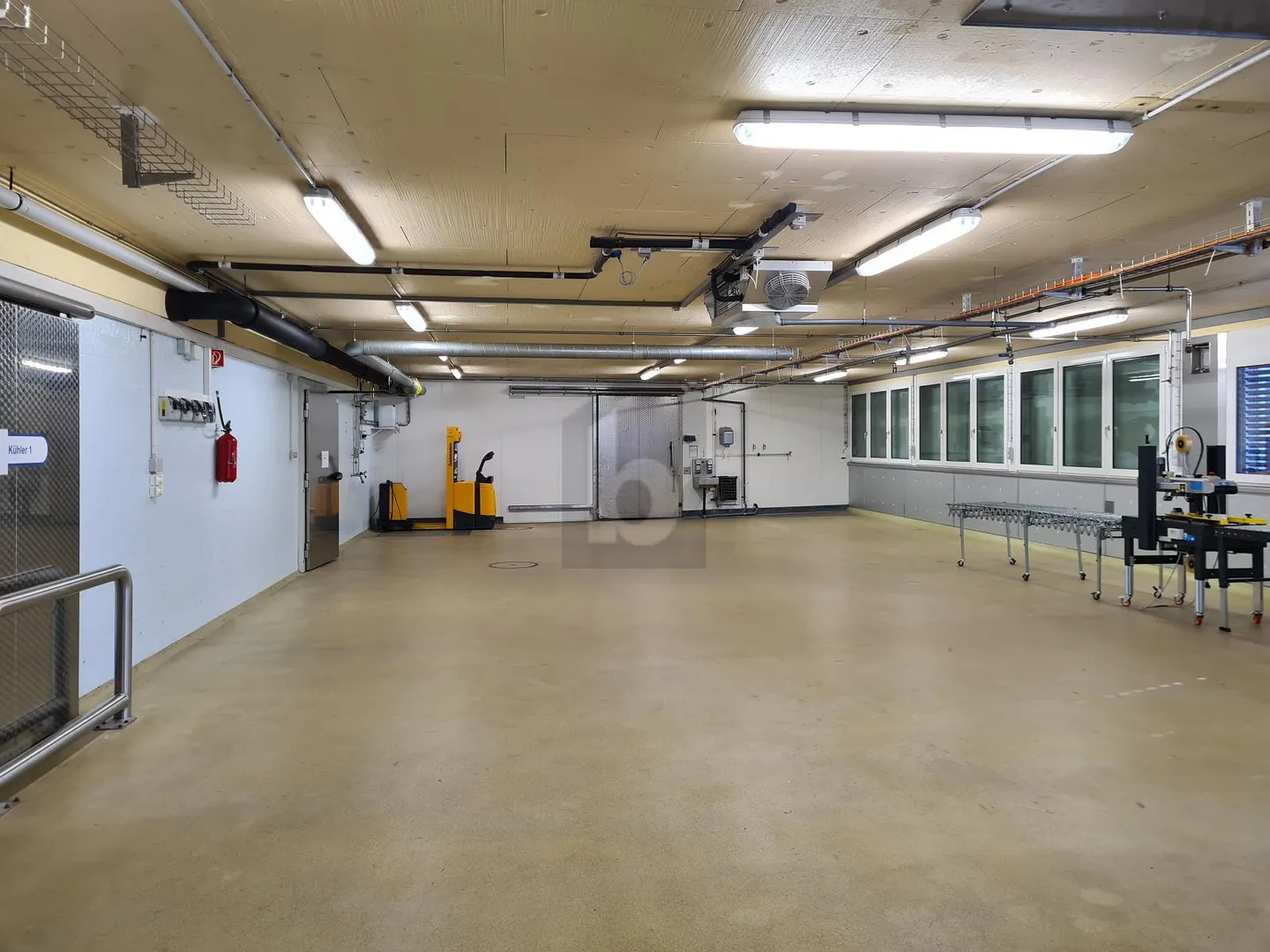 PRACTICAL AND CENTRAL, WITH LOADING RAMP - Photo 3 of 4