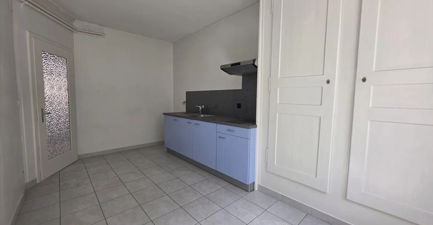 1ST NET RENT OFFERED - SPACE FOR SMALL BUSINESS - Photo 5 of 8