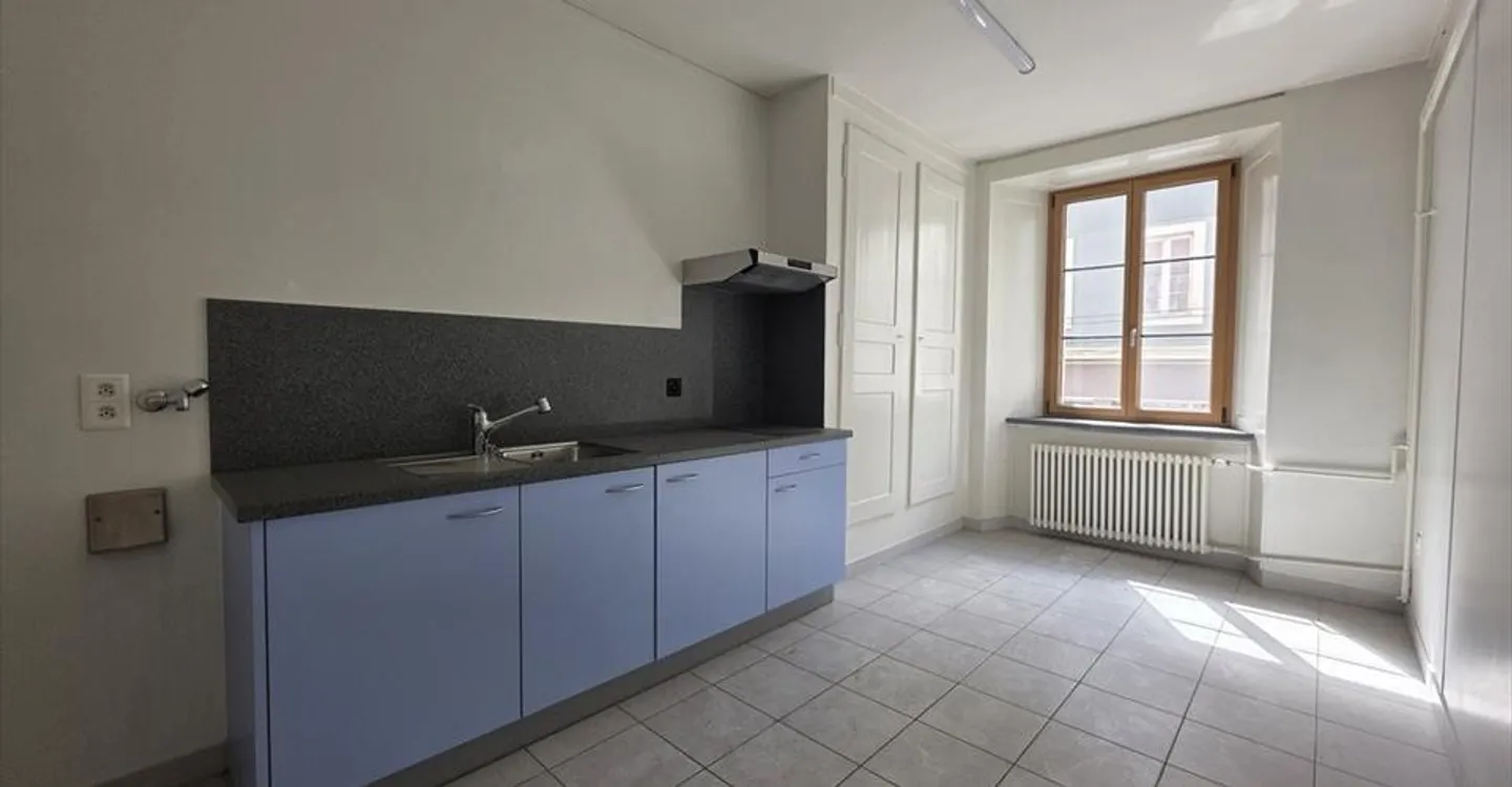 1ST NET RENT OFFERED - SPACE FOR SMALL BUSINESS - Photo 4 of 8