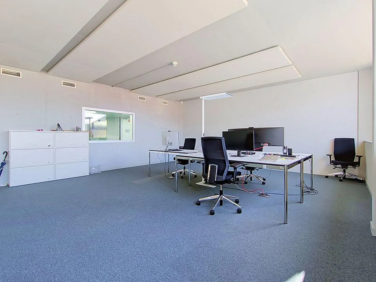 Nous vous proposons une surface commerciale lumineuse, parfaitement adaptée aux besoins des entreprises du secteur tertiaire, à la recherche d'un espace moderne, flexible et bien situé. L'immeuble est situé en zone industrielle. - Foto 3 di 9