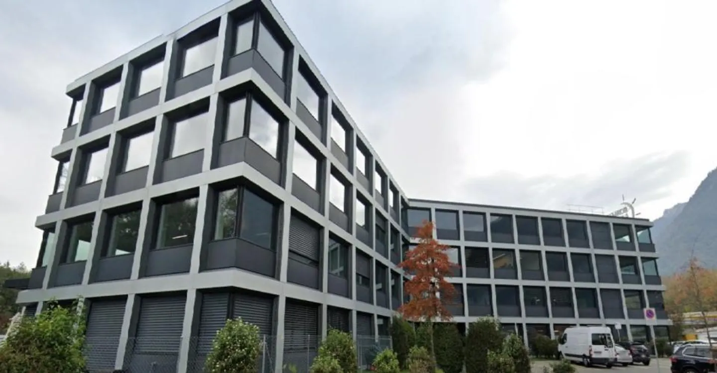 Nous vous proposons une surface commerciale lumineuse, parfaitement adaptée aux besoins des entreprises du secteur tertiaire, à la recherche d'un espace moderne, flexible et bien situé. L'immeuble est situé en zone industrielle. - Foto 9 di 9
