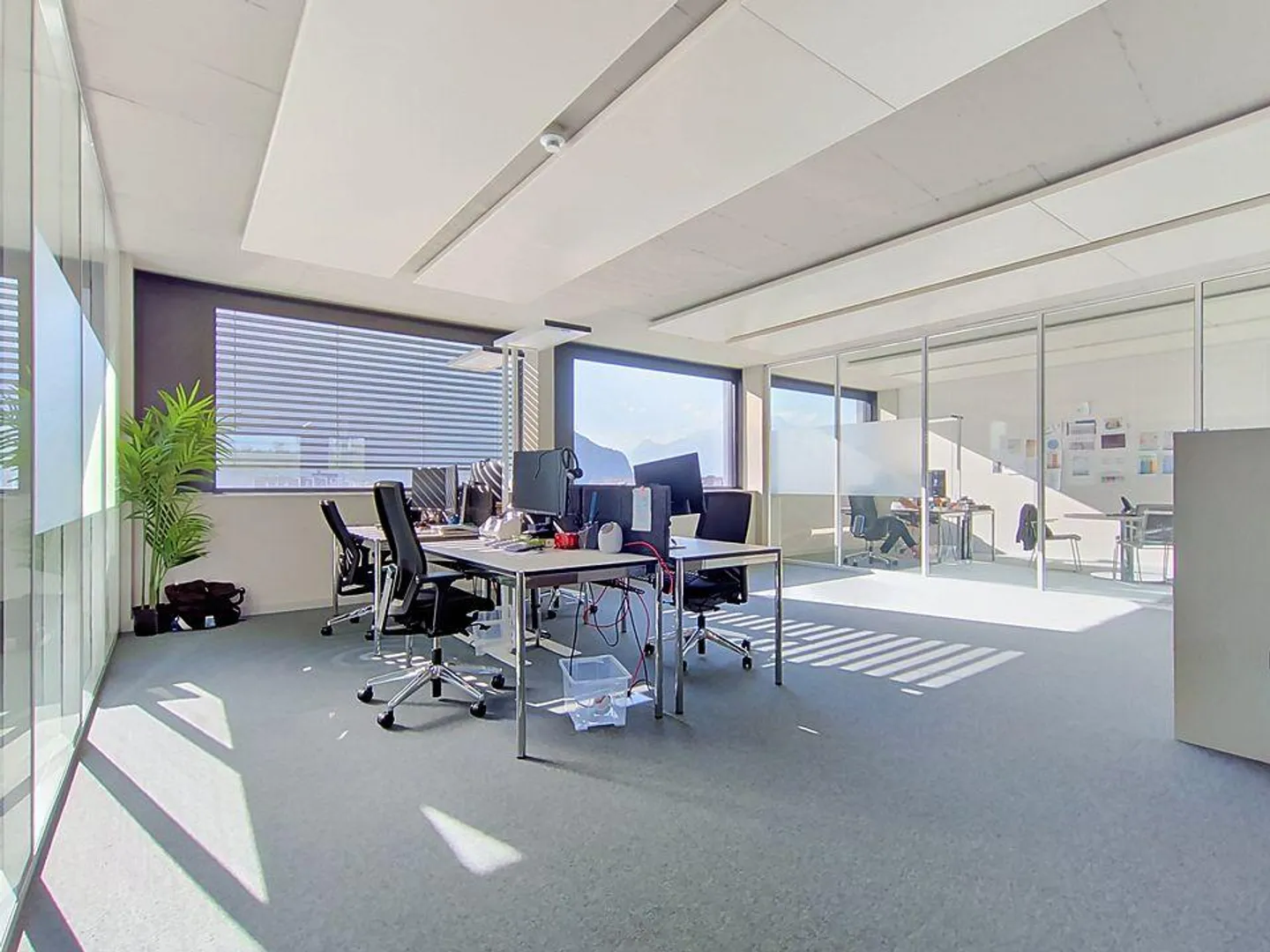 Nous vous proposons une surface commerciale lumineuse, parfaitement adaptée aux besoins des entreprises du secteur tertiaire, à la recherche d'un espace moderne, flexible et bien situé. L'immeuble est situé en zone industrielle. - Foto 7 di 9