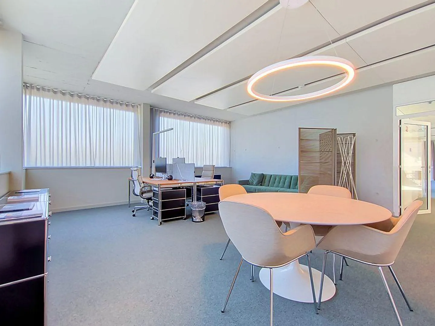 Nous vous proposons une surface commerciale lumineuse, parfaitement adaptée aux besoins des entreprises du secteur tertiaire, à la recherche d'un espace moderne, flexible et bien situé. L'immeuble est situé en zone industrielle. - Foto 5 di 9