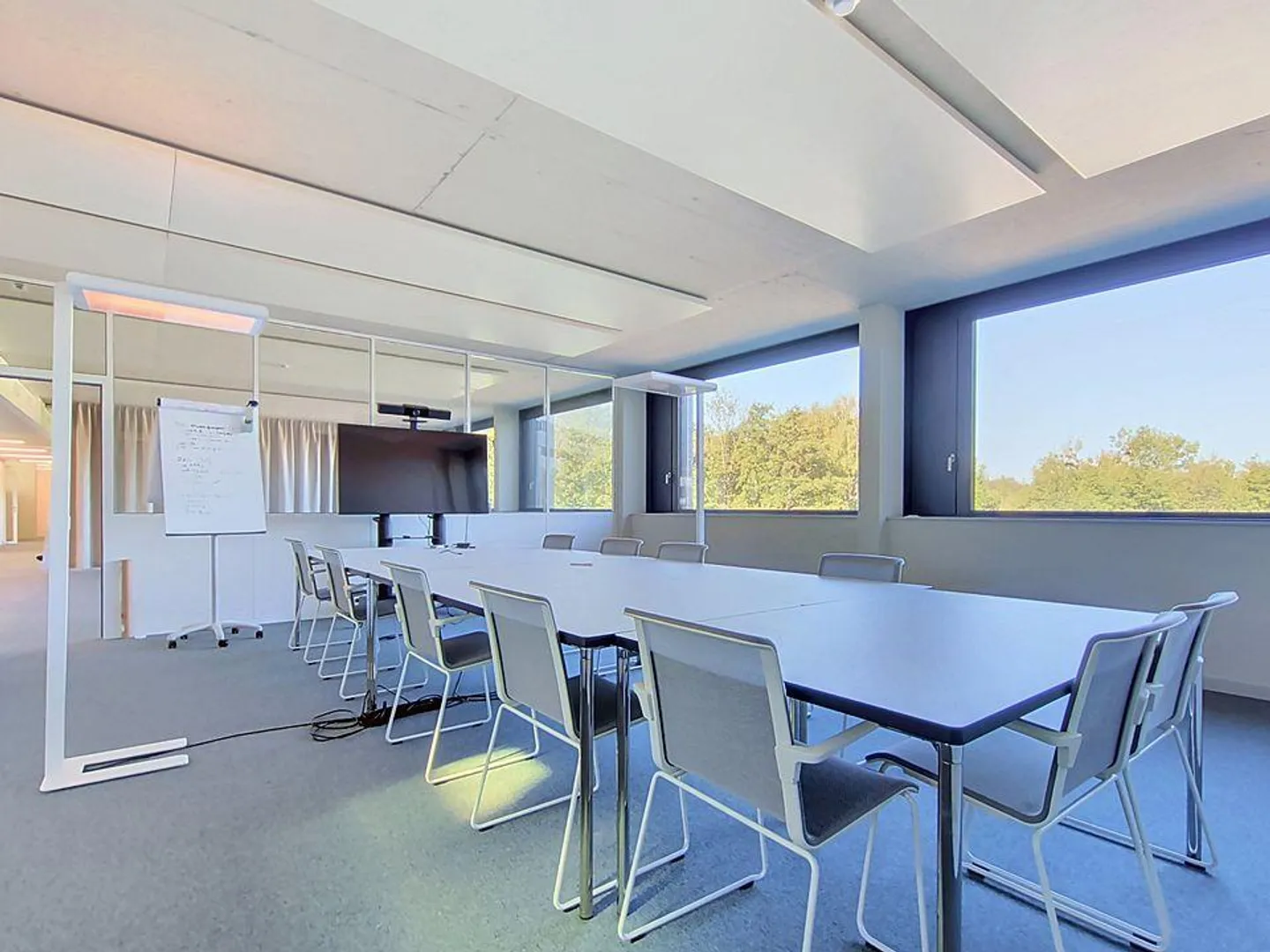 Nous vous proposons une surface commerciale lumineuse, parfaitement adaptée aux besoins des entreprises du secteur tertiaire, à la recherche d'un espace moderne, flexible et bien situé. L'immeuble est situé en zone industrielle. - Foto 8 di 9