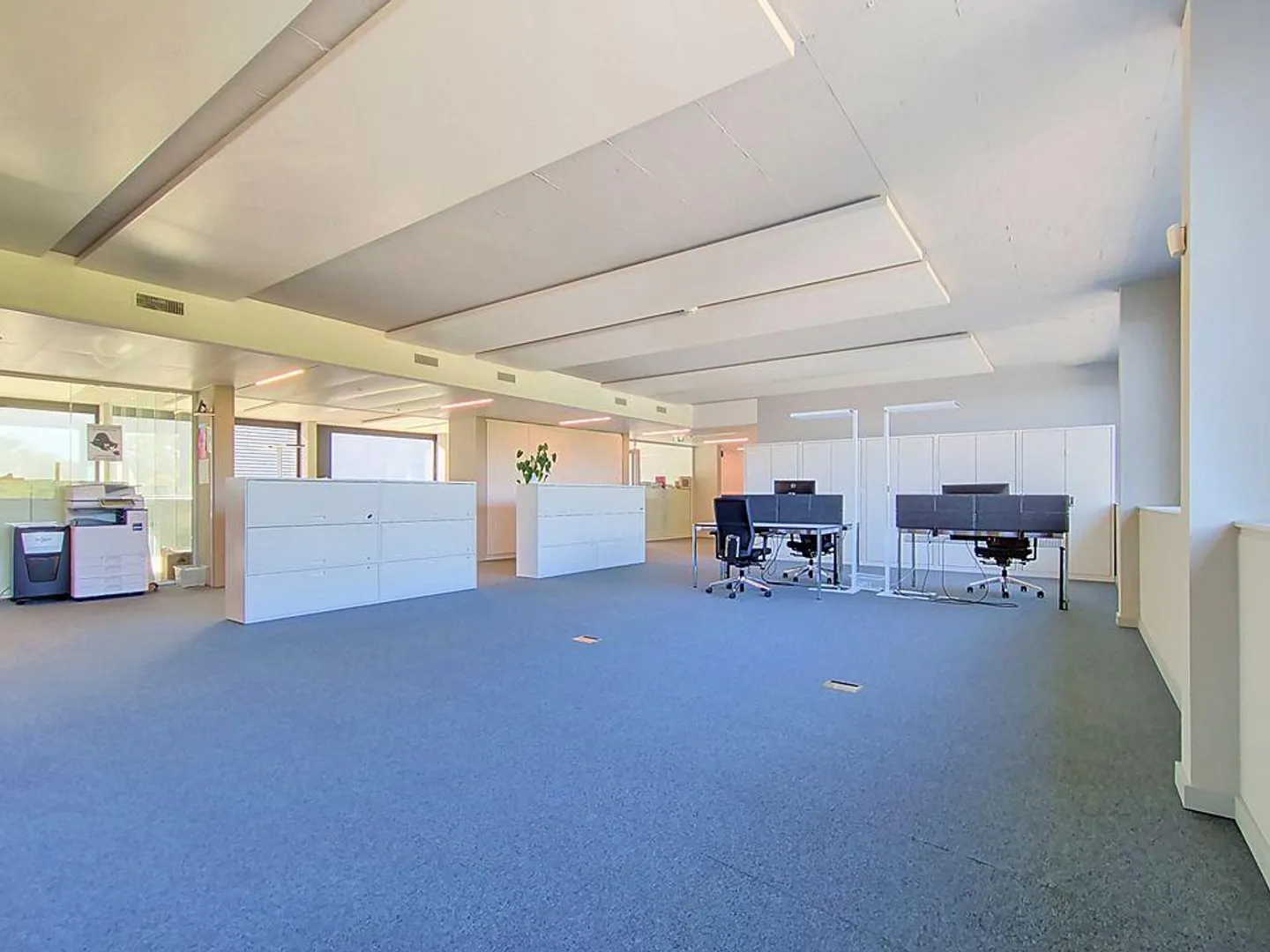 Nous vous proposons une surface commerciale lumineuse, parfaitement adaptée aux besoins des entreprises du secteur tertiaire, à la recherche d'un espace moderne, flexible et bien situé. L'immeuble est situé en zone industrielle. - Foto 4 di 9