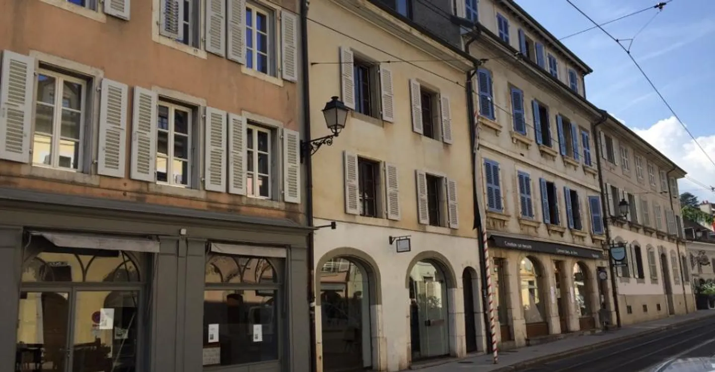 Helle und großzügige Räume, dieser Raum erstreckt sich über eine Gesamtfläche von etwa 148 m², verteilt wie folgt: Erdgeschoss zur Straße: etwa 45 m² Hintergeschäft: etwa 35 m² Galerie - Mezzanin: etwa 28 m² Keller: etwa - Foto 2 von 2