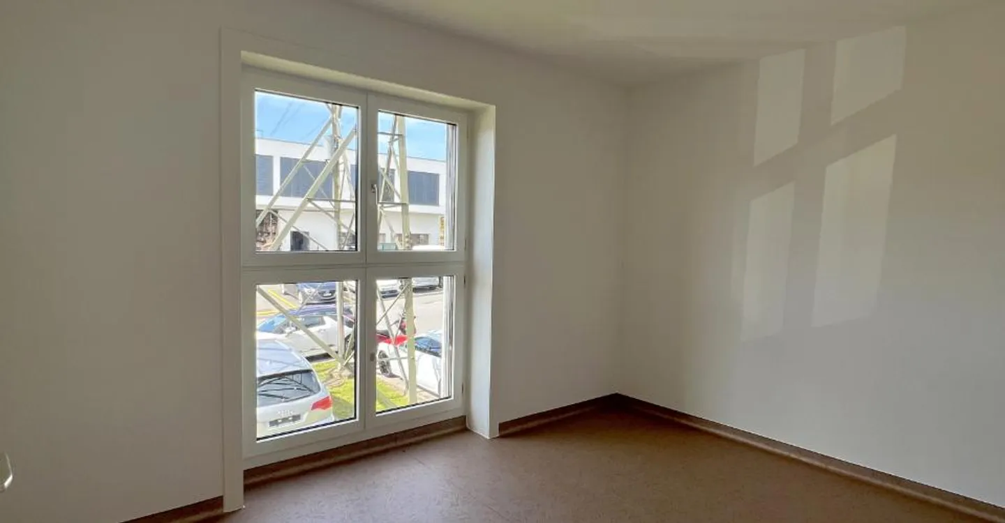 Spacious commercial space for offices with 4.5 renovated rooms - Photo 1 of 9