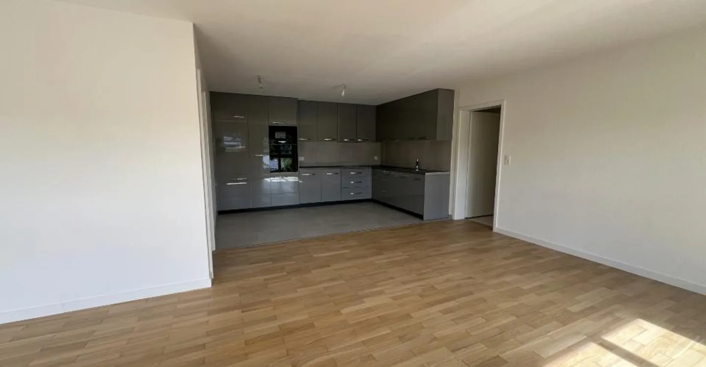 Spacious commercial space for offices with 4.5 renovated rooms - Photo 3 of 9