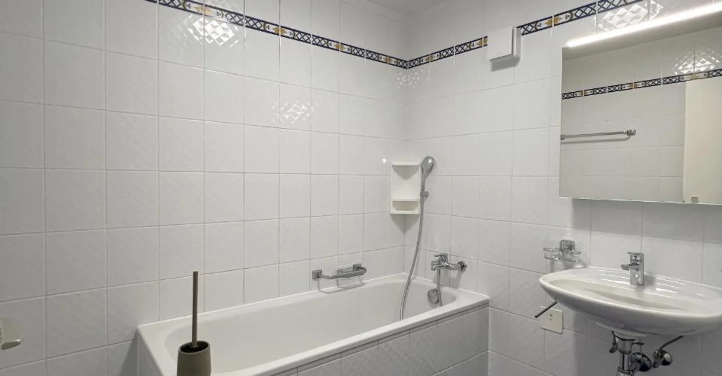Spacious commercial space for offices with 4.5 renovated rooms - Photo 6 of 9