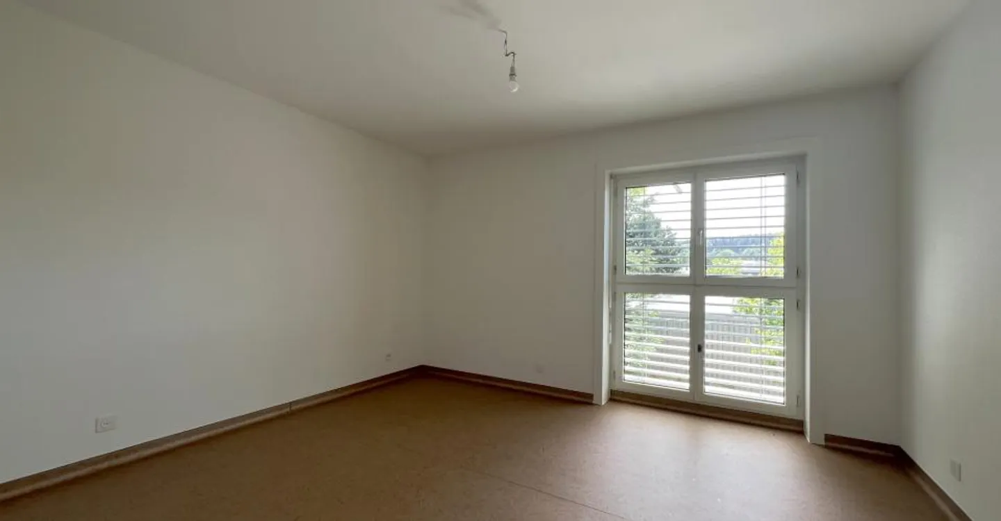 Spacious commercial space for offices with 4.5 renovated rooms - Photo 2 of 9