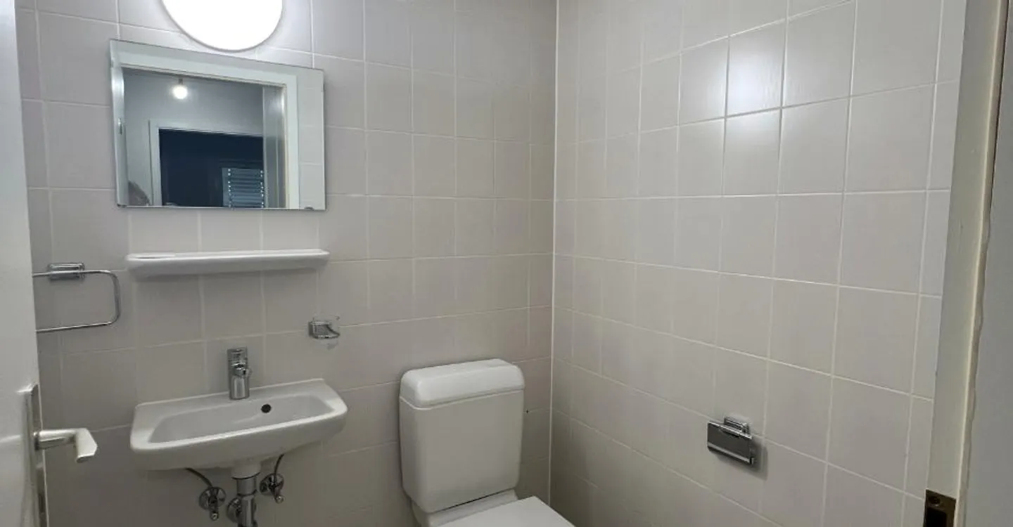 Spacious commercial space for offices with 4.5 renovated rooms - Photo 7 of 9