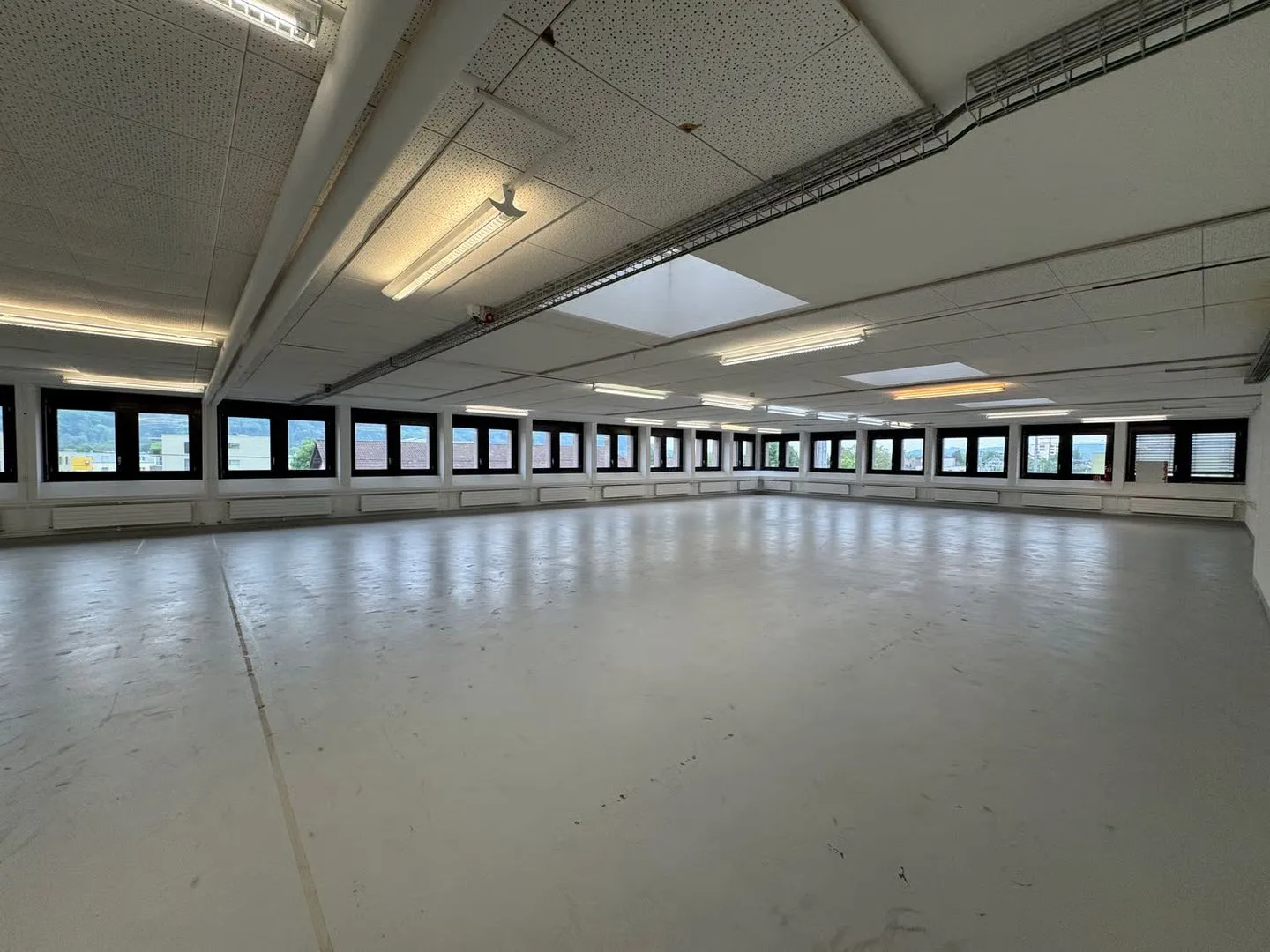 Moderne Gewerbefläche mit Rampe - Foto 6 von 13
