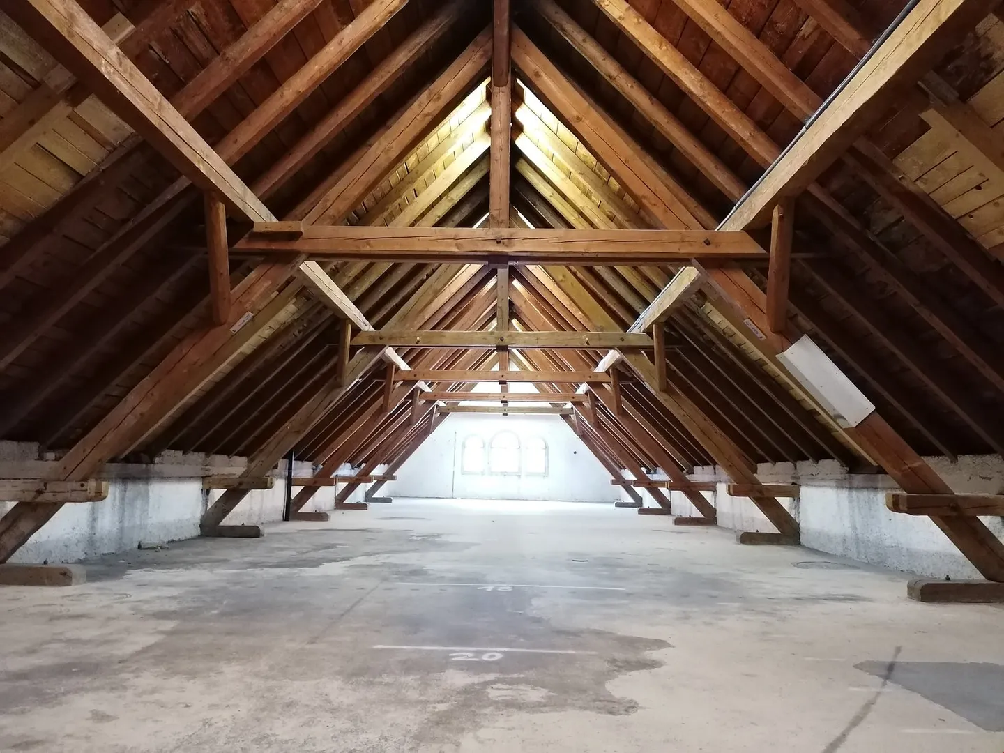 Espace de stockage spacieux avec charme à louer ! - Photo 1 sur 4