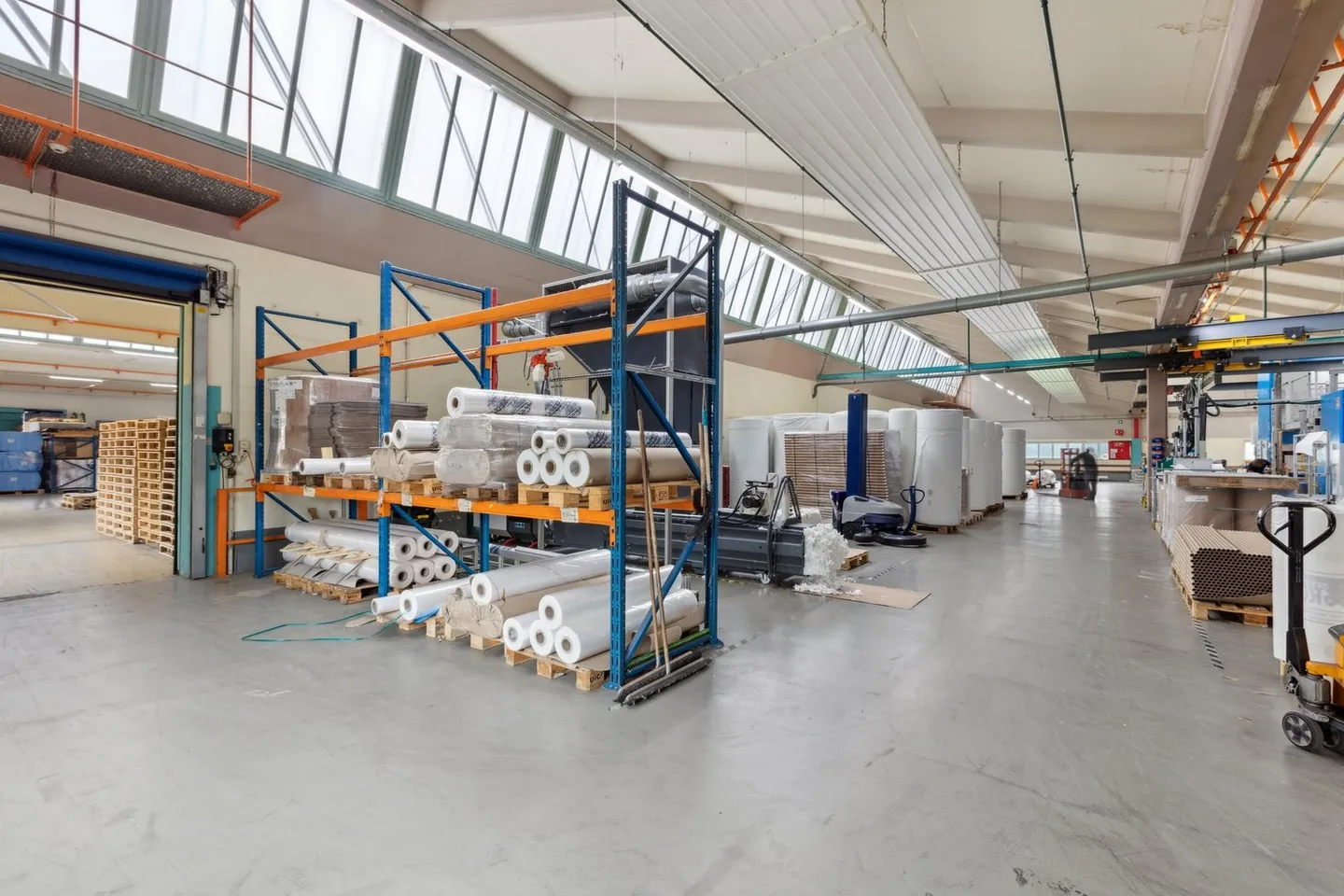 Moderne Industriehalle in Näfels - Foto 1 von 12