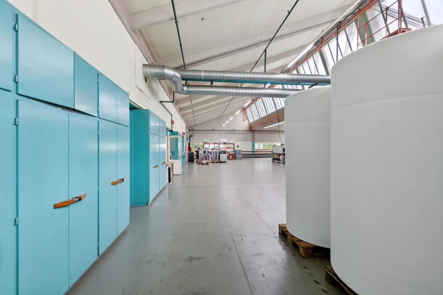 Moderne Industriehalle in Näfels - Foto 4 von 12