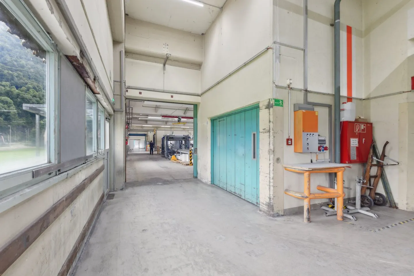 Moderne Industriehalle in Näfels - Foto 3 von 12
