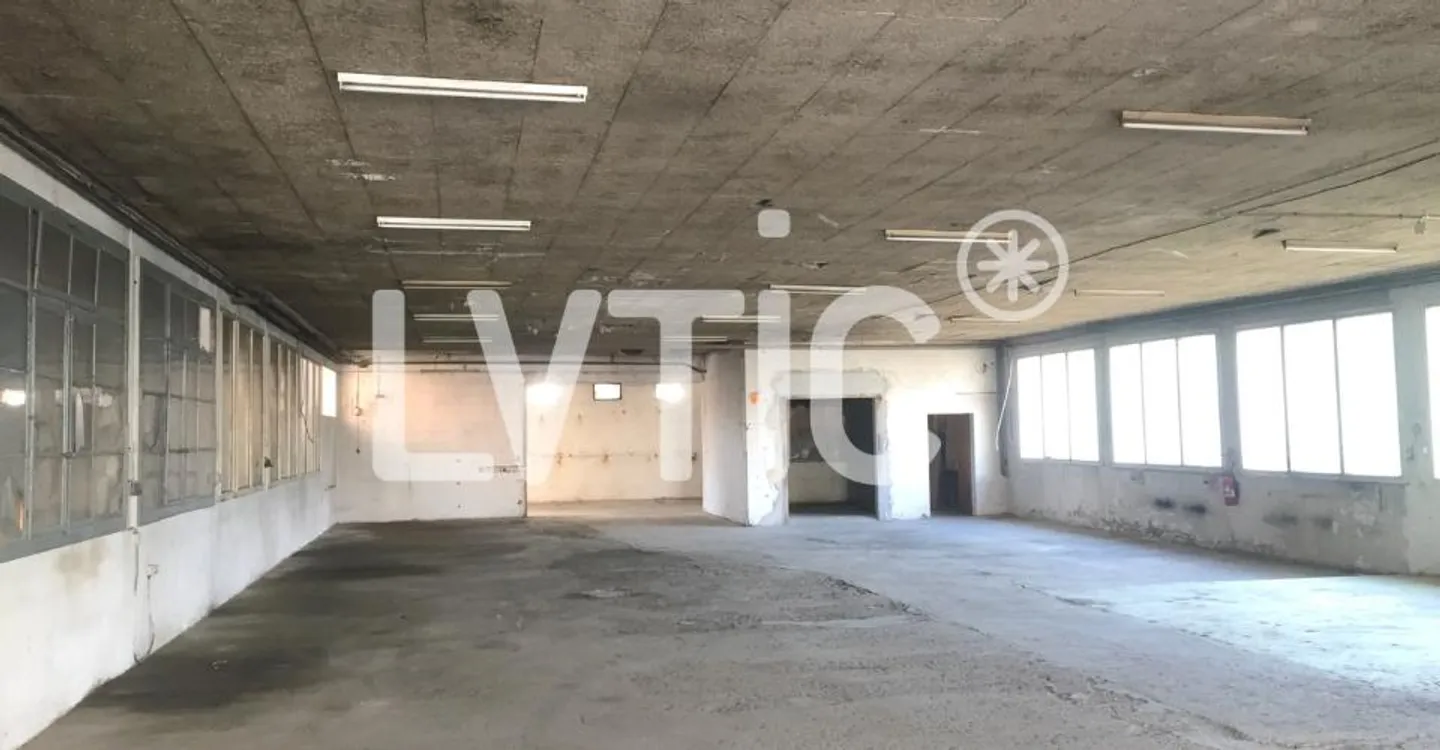 Artisanal building on a 1805 m2 plot for rent in Martigny - Photo 4 of 13