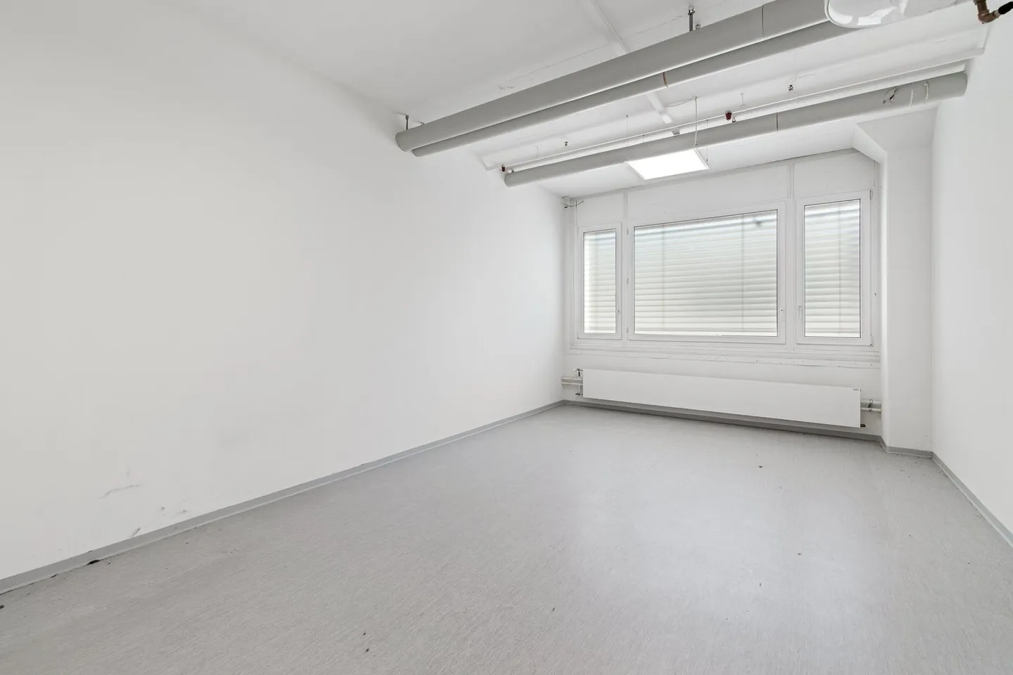Flexible space solutions from 1,481 m² to 2,500 m² at attractive conditions - Photo 12 of 13