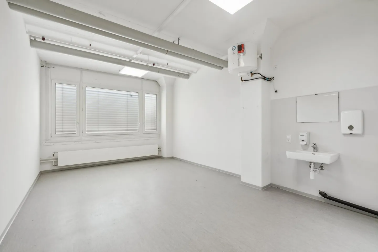 Flexible space solutions from 1,481 m² to 2,500 m² at attractive conditions - Photo 13 of 13