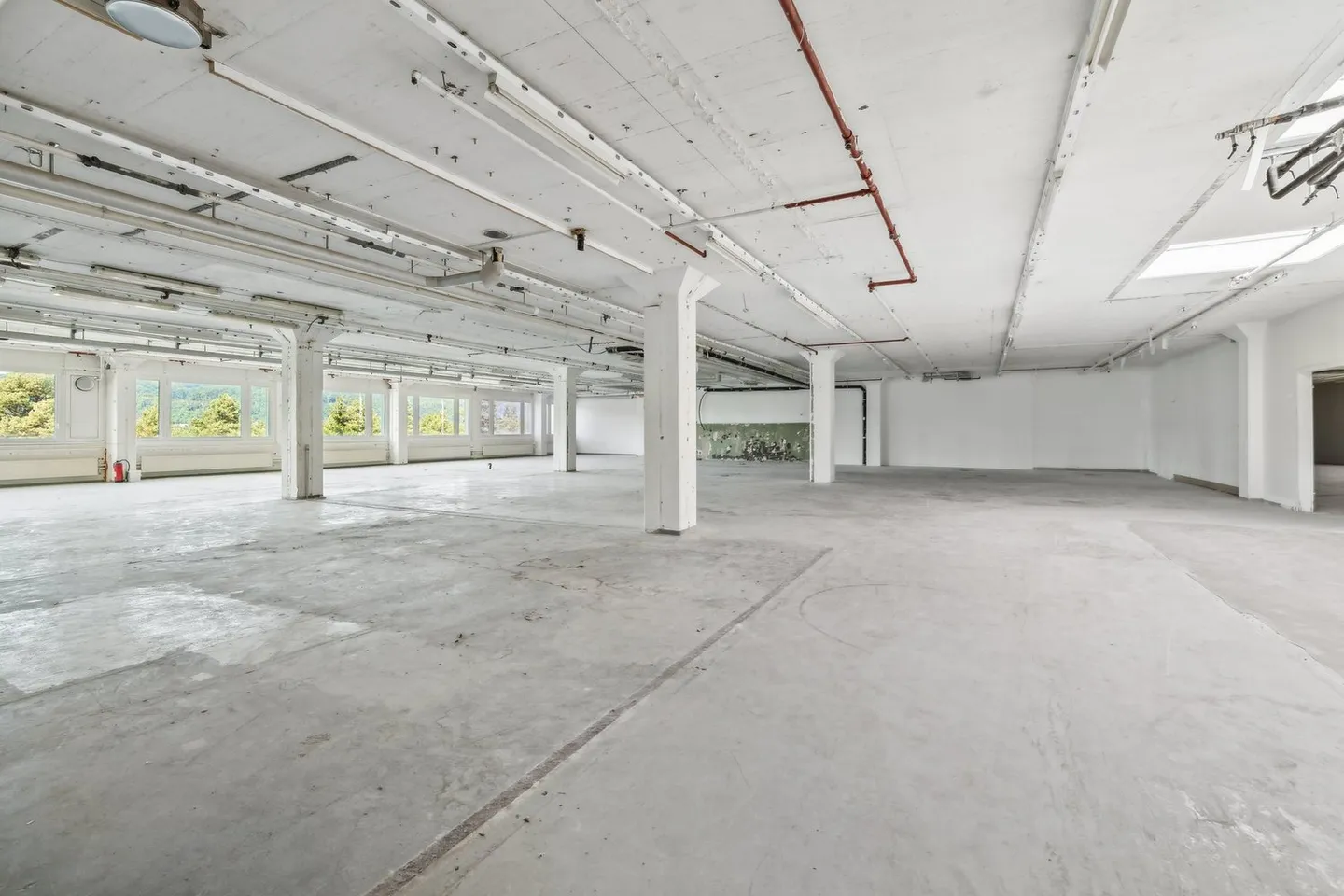 Flexible space solutions from 1,481 m² to 2,500 m² at attractive conditions - Photo 3 of 13