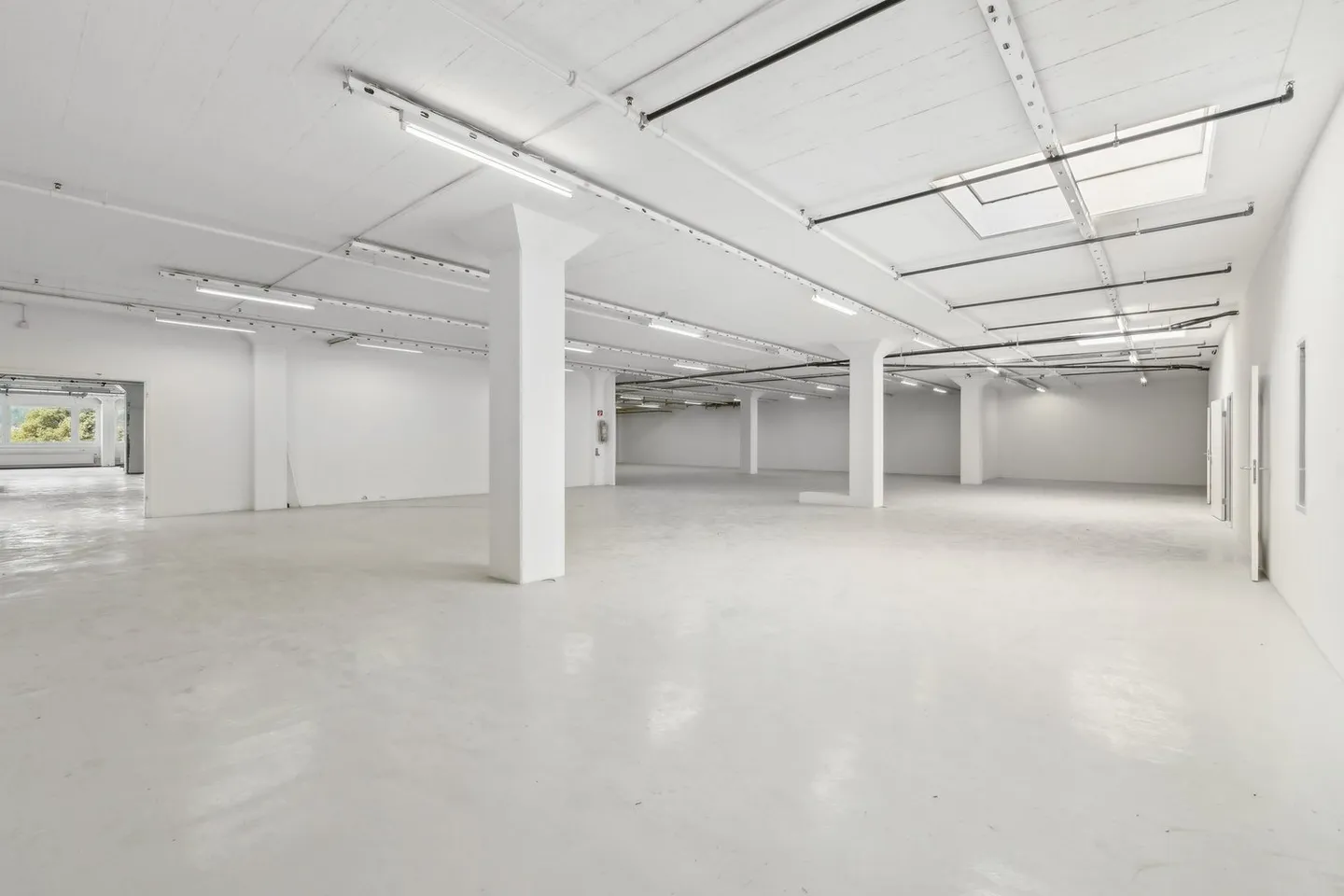 Flexible space solutions from 1,481 m² to 2,500 m² at attractive conditions - Photo 7 of 13