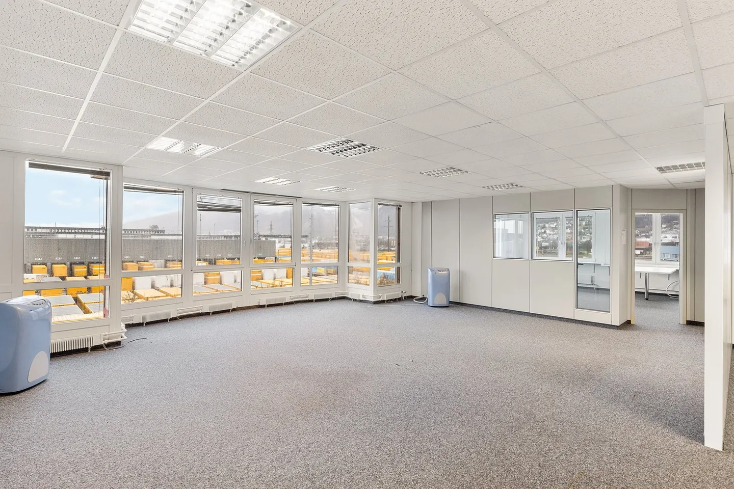 Rare combination of office and warehouse in one location - Photo 11 of 13