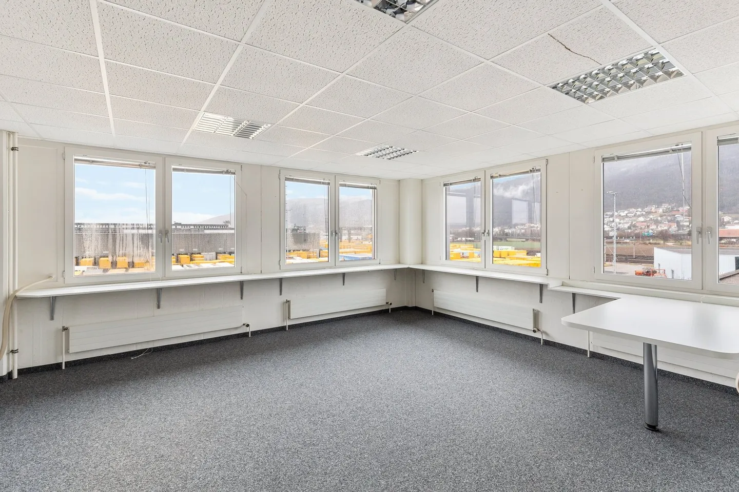 Rare combination of office and warehouse in one location - Photo 4 of 13