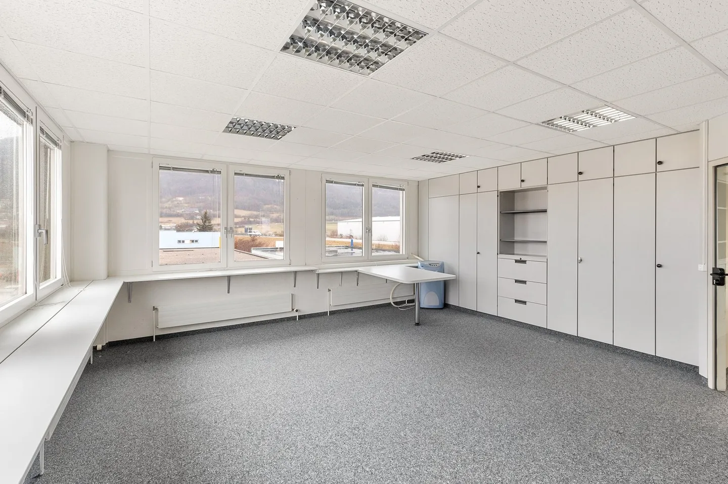 Rare combination of office and warehouse in one location - Photo 5 of 13
